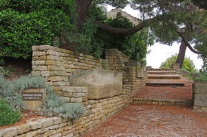Allée des sarcophages